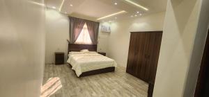 Ahad Rafidahوحدات جنان的一间卧室设有一张床和一个窗口