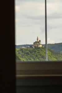 兰施泰因Magaré Hotel & Restaurant的从窗户可欣赏到山丘上的城堡景色