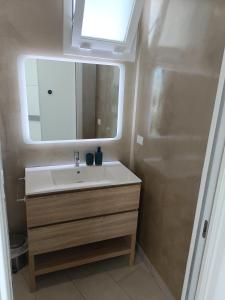 圣玛丽亚巴格诺Residence Valentina - Apartment Laura int 9的一间带水槽和镜子的浴室
