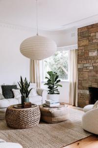 谢珀顿Miss Boulevard - Stylish Art Deco Villa的客厅配有白色家具和砖砌壁炉