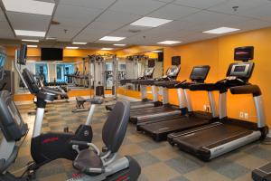 埃德蒙逊马里奥特酒店圣路易斯机场店的拥有许多跑步机和椭圆机的健身房