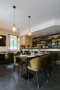兰施泰因Magaré Hotel & Restaurant的一间带长桌和椅子的用餐室