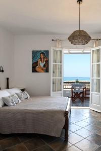 布拉卡Sea Lilies Suites的一间卧室配有一张床,享有海景