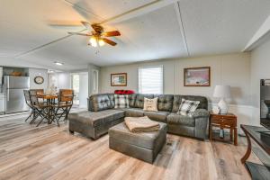 Sloans CrossingKentucky Vacation Rental Half-Mi to Mammoth Cave!的客厅配有沙发和桌子