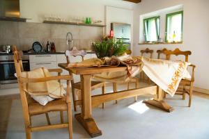 CollazzoneVilla meraviglia的厨房配有木桌和一些椅子