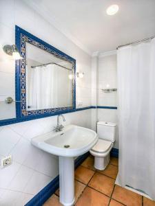 格拉纳达Casa Limonero con parking gratis junto a centro histórico的一间带水槽、卫生间和镜子的浴室