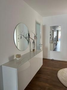 波鸿Moderne Wohnung mit 4 Betten的墙上的白色浴室设有镜子