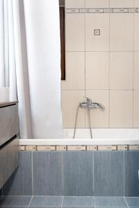 卡瓦拉Seaside Guesthouse的带浴缸和水龙头的浴室