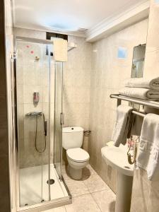林克勒斯皮科塔旅馆的带淋浴、卫生间和盥洗盆的浴室