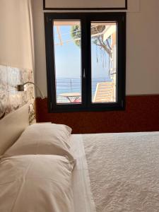 圣托·斯特凡诺·阿尔马尔Terramata Resort Case Vacanza的一间卧室设有一张床,享有海景