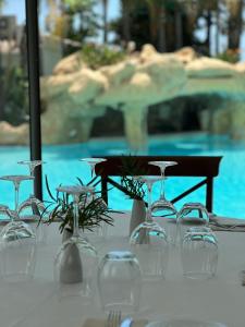 马贝拉瓜达尔品公寓的酒杯桌和游泳池