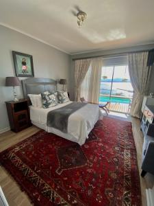 莫塞尔湾三蓝色旅馆的一间卧室设有一张床和一个大窗户