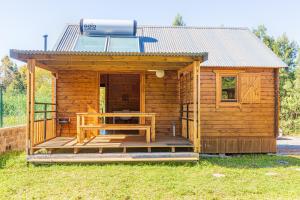 卡夫尔高原Chalet Gayar的小木屋设有1个带长凳的甲板
