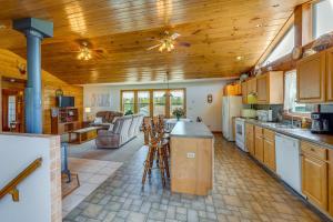 Spacious Pennsylvania Vacation Rental with Backyard的一间带木制天花板的厨房和一间客厅