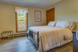 Spacious Pennsylvania Vacation Rental with Backyard的一间卧室设有一张床和一个窗口