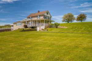 Spacious Pennsylvania Vacation Rental with Backyard的一座带大院子的山丘上的房子