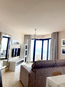 托罗克斯科斯塔Apartamento Lujo Calaceite的带沙发的客厅和部分窗户。