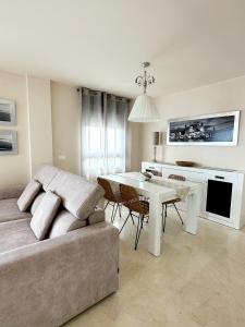 托罗克斯科斯塔Apartamento Lujo Calaceite的客厅配有沙发和桌子
