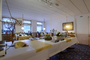 马里博厄布斯本斯酒店的大型客房设有桌椅