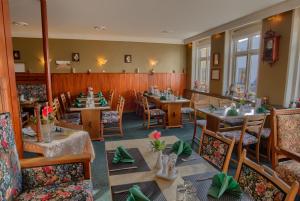 马里博厄布斯本斯酒店的一间在房间内配有桌椅的餐厅