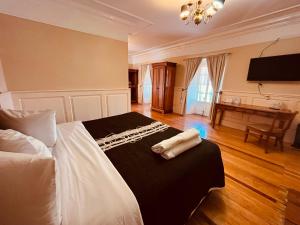 米内拉尔德尔蒙特Hotel Real Del Monte的一间卧室配有一张床,上面有两条毛巾