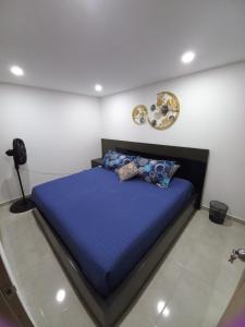 内瓦HERMOSO APARTAMENTO NUEVO AMOBLADO Conjunto Goya 503 Neiva的一间卧室配有一张带蓝色棉被的床
