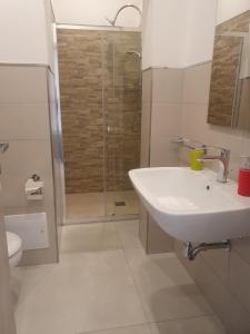 托雷拉皮罗SeA Beach Home的白色的浴室设有水槽和淋浴。