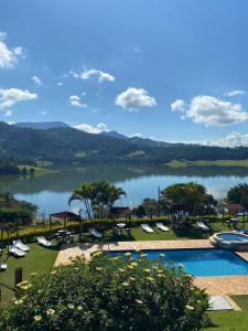 若阿诺波利斯雷坎托瓦兰达杜索尔旅馆的享有度假村的湖景