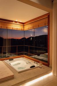 蒂拉登特斯Lofts Villa Gratiam的带浴缸的大窗户