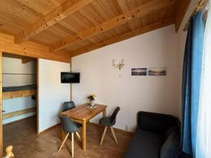克吕茨Cozy Apartment in Klutz Germany with a Lovely Garden的小型客厅配有木桌和椅子