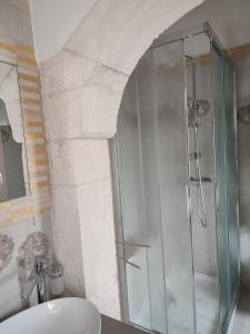 马丁纳弗兰卡ROSSINI GUEST HOUSE的带淋浴、卫生间和盥洗盆的浴室