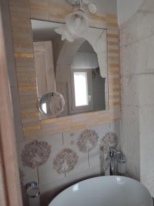 马丁纳弗兰卡ROSSINI GUEST HOUSE的一间带水槽和镜子的浴室