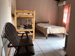 伊瓜苏港Apart Clavel del Aire的配有双层床和椅子的房间