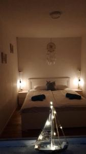 波尔托罗Olive gardens cottage的一间卧室配有一张大床和灯光