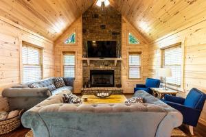 蓝岭Luxe Family Cabin 8 min to Downtown Blue Ridge的带沙发和壁炉的客厅