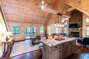 蓝岭Luxe Family Cabin 8 min to Downtown Blue Ridge的小木屋内的厨房和客厅