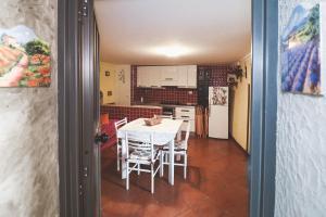 菲乌吉Alloggio turistico Paolo的厨房以及带桌椅的用餐室。