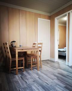 Atostogu nameliai prie Palangos的一间带木桌和椅子的用餐室