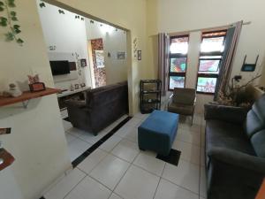 戈亚斯州上帕莱索Hostel do Gui的客厅配有两张沙发和一张蓝色凳子