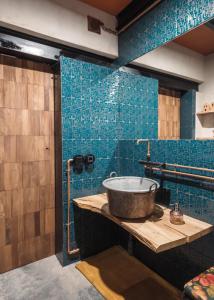 SediloNyu Domo b&b的浴室设有水槽和蓝色瓷砖