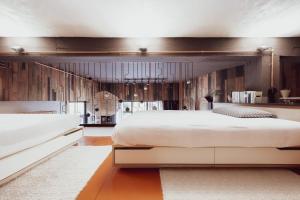 SediloNyu Domo b&b的一间卧室设有一张大床和木墙