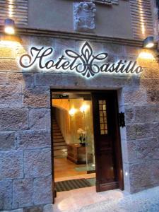 阿尔克萨尔Hotel Castillo的大楼上标有标志的酒店门