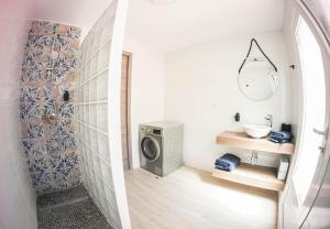 贝纳尔马德纳Villa Yanna的一间带洗衣机和水槽的浴室