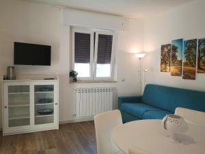 莫诺波利La Preferita Appartamento vista lato Mare的客厅配有蓝色的沙发和电视