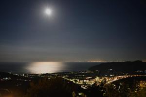 马蒂纳塔B&B La Scapola的夜晚城市与月亮的景观