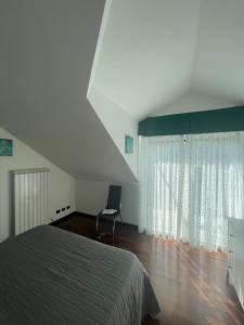 圣玛格丽塔-利古雷阳光之家公寓的一间卧室设有一张床和一个大窗户