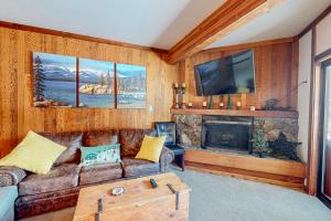 奥林匹克谷Mountain Time Escape的带沙发和壁炉的客厅