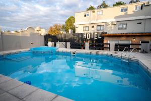 维拉卡洛斯帕兹Nuevo Centro Hotel Villa Carlos Paz的酒店前方的蓝色海水游泳池