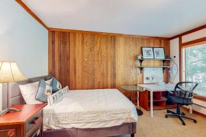 奥林匹克谷Mountain Time Escape的一间卧室配有一张床、一张书桌和一张书桌