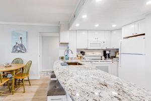埃迪斯托艾兰Bay Creek Villa - 304的厨房配有白色橱柜和大理石台面
